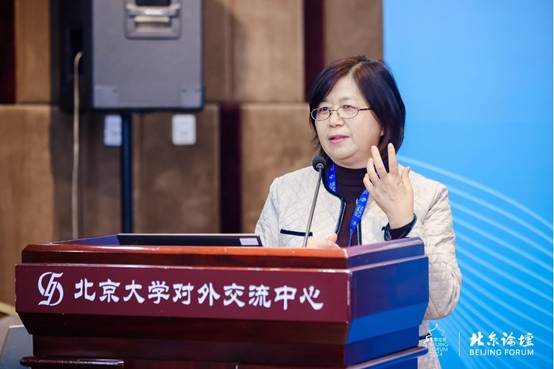女人站在船上 AI 生成的內容可能不正確。