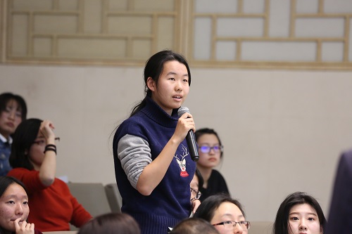 學生向伊曼紐爾.德.梅羅德提問.JPG
