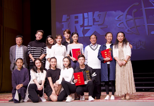 彭鋒教授為優秀獎選手頒獎.jpg