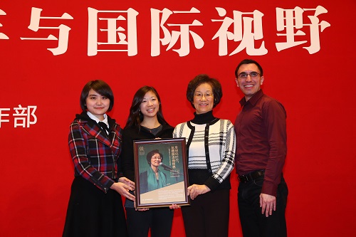 學生代表向袁明教授贈禮演講會紀念海報.JPG
