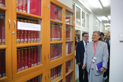 詩琳通公主殿下參觀中古史中心.JPG