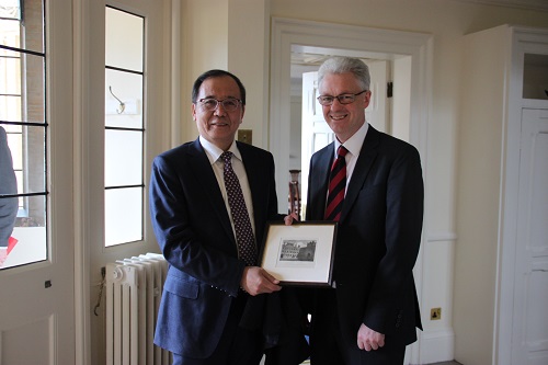 林建華校長與劍橋大學耶穌學院院長伊恩·懷特合影.JPG