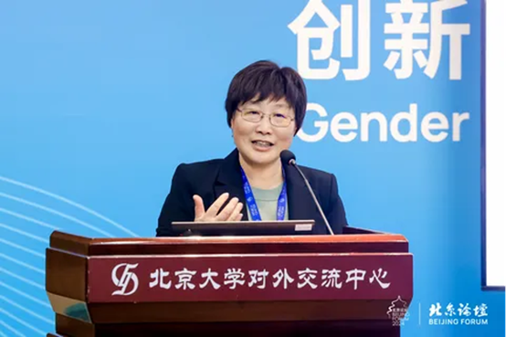 女人在笑 AI 生成的內容可能不正確。