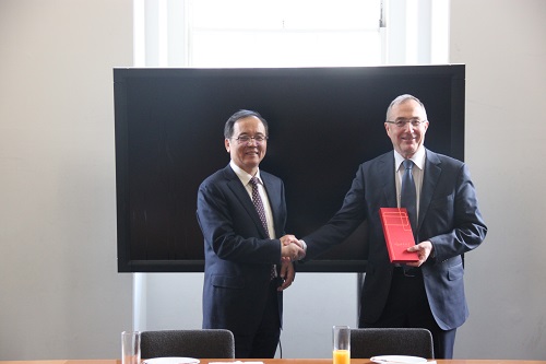 林建華校長與倫敦大學學院校長麥克__阿瑟合影.JPG