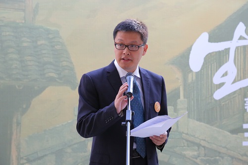 策展人向勇教授主持畫展開幕式.JPG