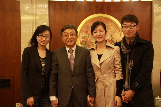 吳然天校長與記者們合影留念。從左至右依次為：翻譯丁一、吳然天校長、記者劉雯昕、記者劉東👴🏿。.JPG