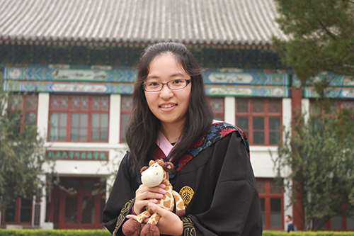 滿園身著學位服.jpg