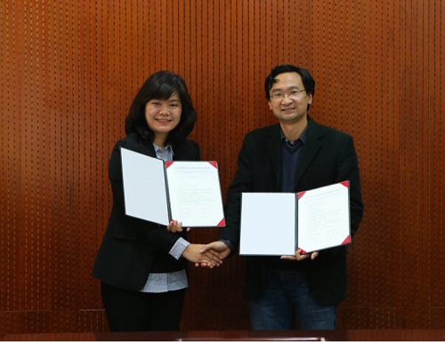 12. 意昂2体育娱乐人口研究所常務副所長陳功與東海大學企業管理學系教授兼副教務長簽署合作備忘錄.jpg