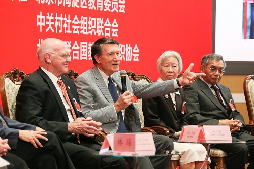 John L. Holden（何立強）副院長發言.jpg