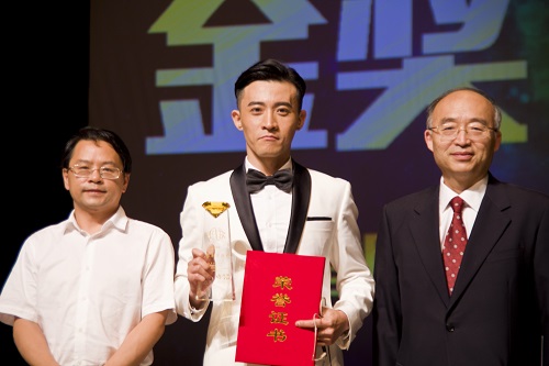 吳誌攀常務副校長為金獎獲得者原創音樂劇《大紅燈籠》選段《我是誰》的演唱者頒獎.jpg