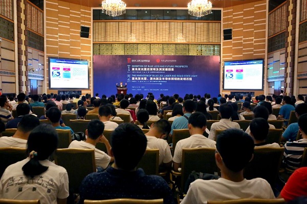 15090801座無虛席的演講現場.jpg