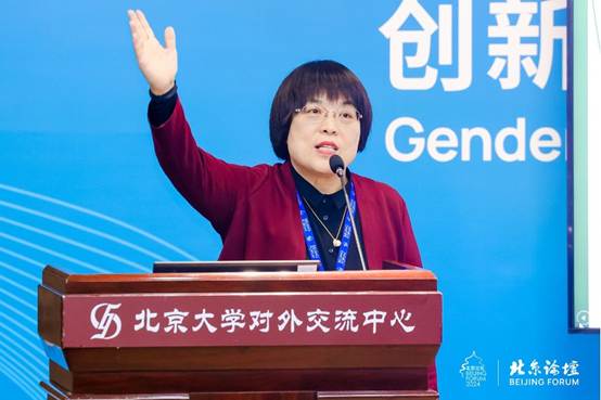 穿著藍色衣服的小孩 AI 生成的內容可能不正確。